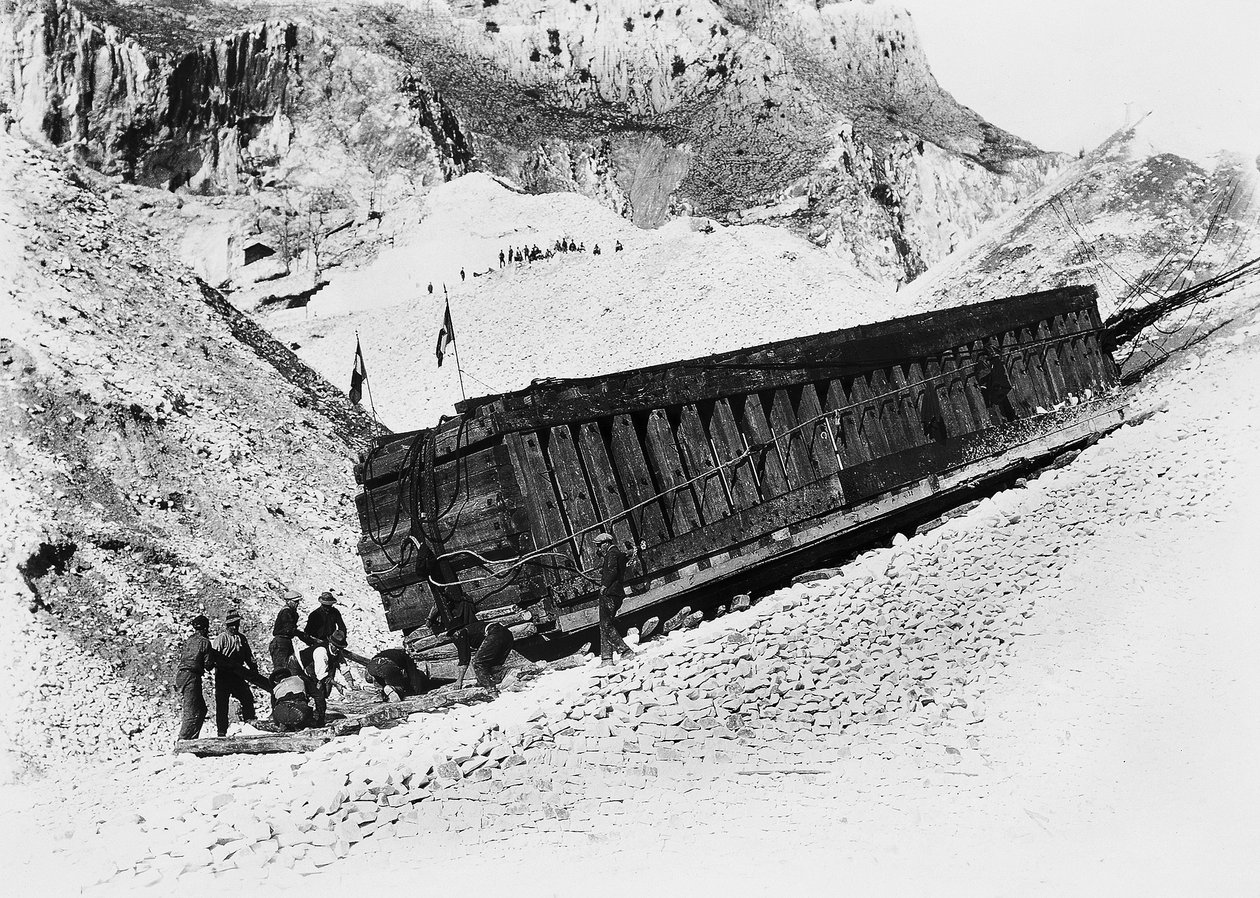 Alpes Apuanes (Carrara). Monolithes transportés sur des traîneaux dans les carrières (photo n/b) - A. Corsini