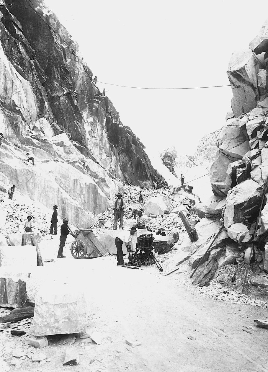Excavatrices au travail dans une carrière de marbre dans les Alpes apuanes, Toscane - A. Corsini