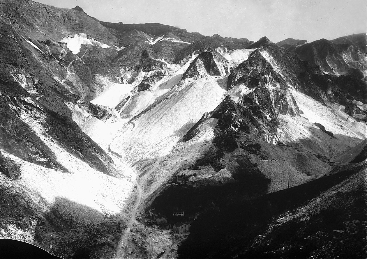 Carrières de marbre dans les Alpes Apuanes, en Toscane (photo n/b) - A. Corsini
