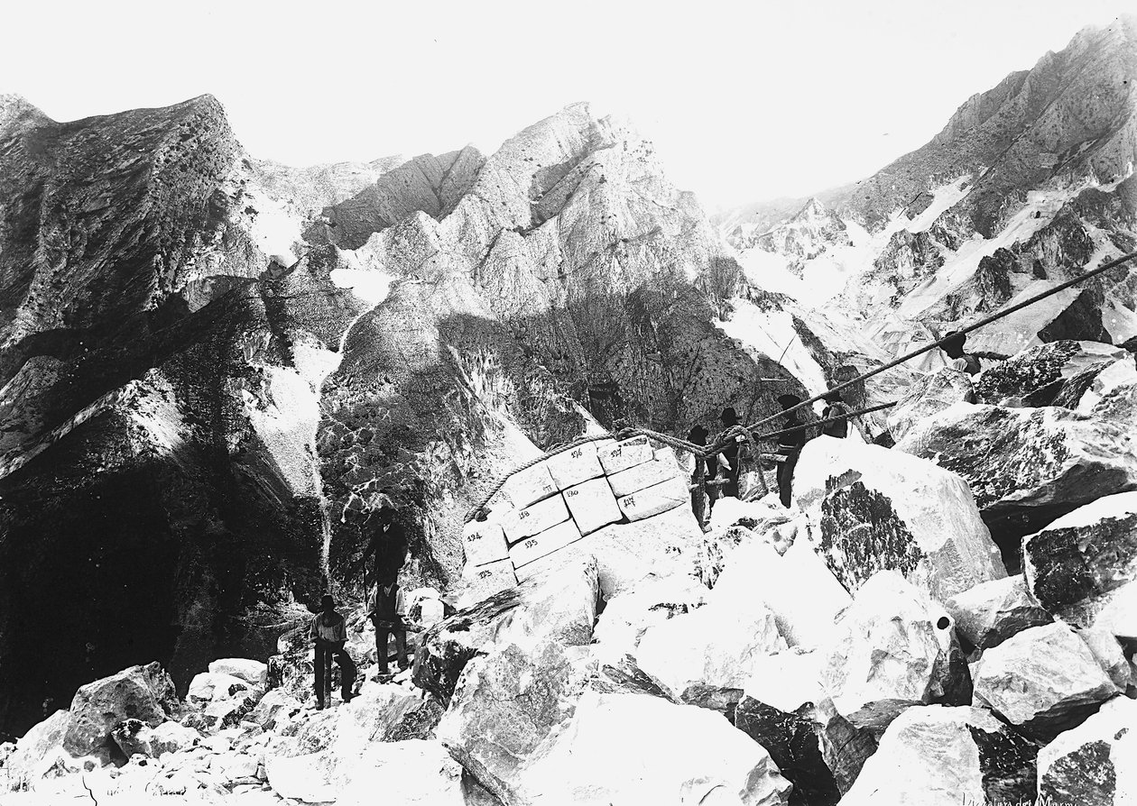 Des excavateurs dans les Alpes Apuanes participant à la 