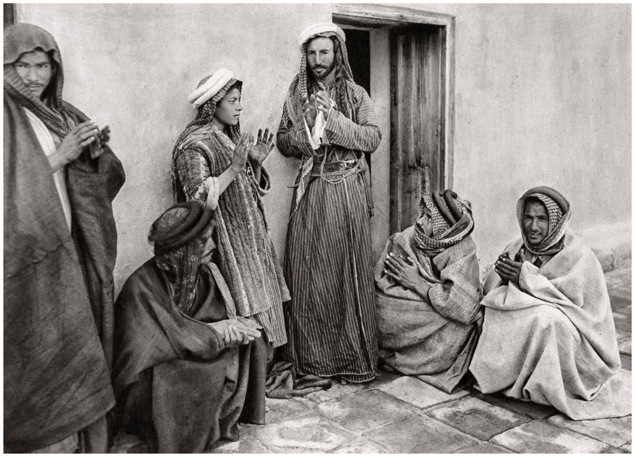 Un mullah enseignant une prière à un jeune homme, Irak, 1925 - A. Kerim