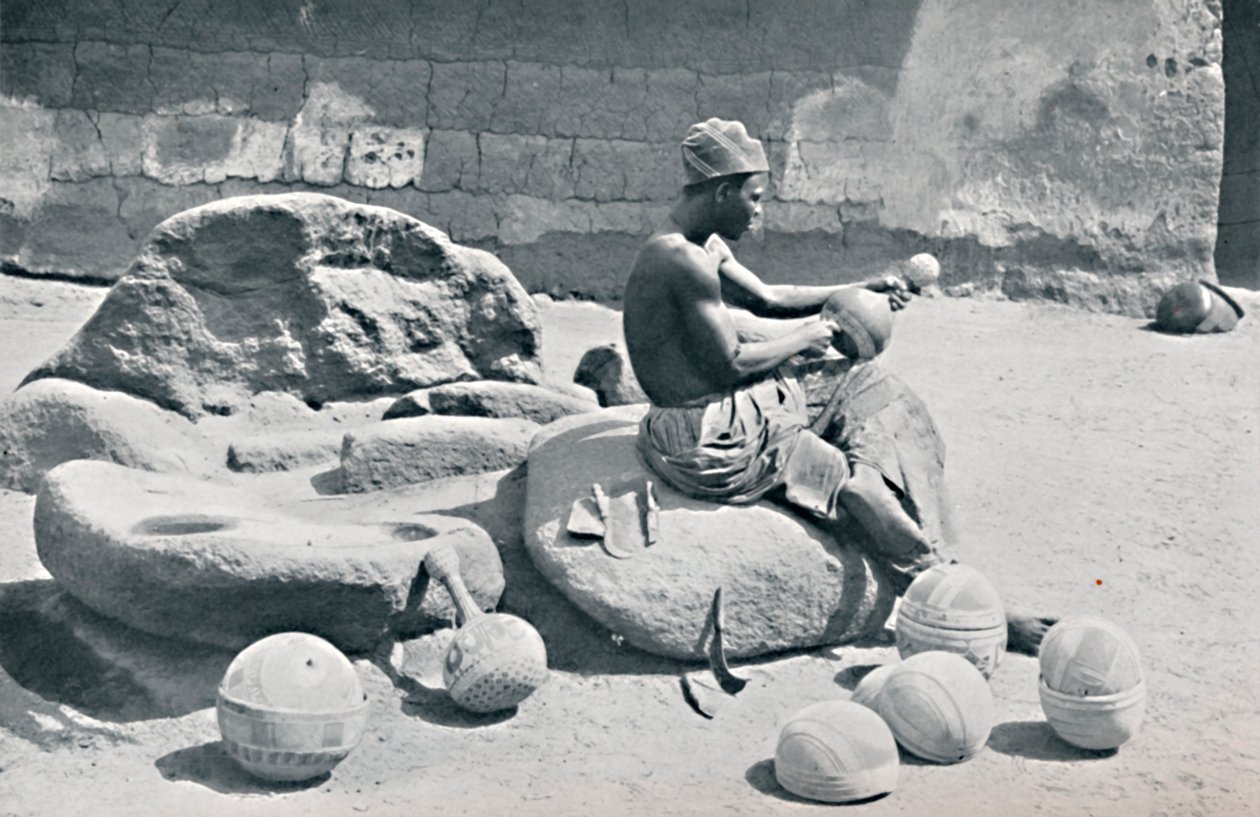 Un homme Yoruba gravant des bols en argile et des jarres à eau, arrière-pays de Lagos, Nigeria - A. W. Gelston