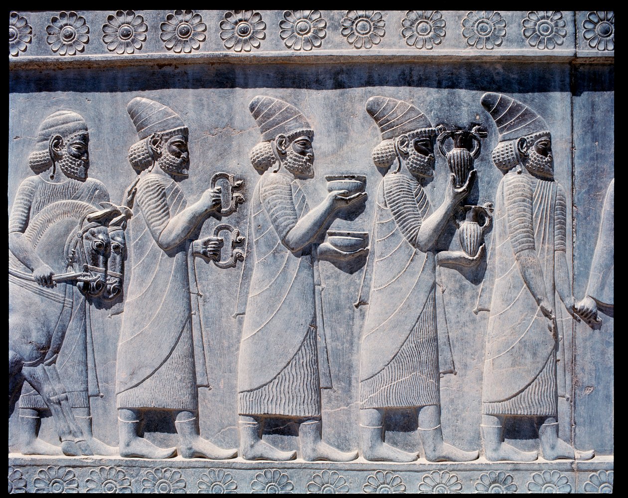 Vue des reliefs des escaliers orientaux : ambassadeurs assyriens apportant des offrandes et des présents - Achaemenid