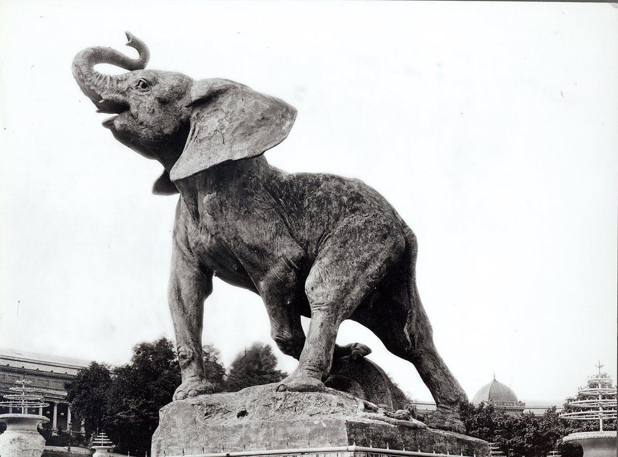 Jeune éléphant pris au piège (1878) par Emmanuel Fremiet (1824-1910) devant le Palais du Trocadéro, construit pour l