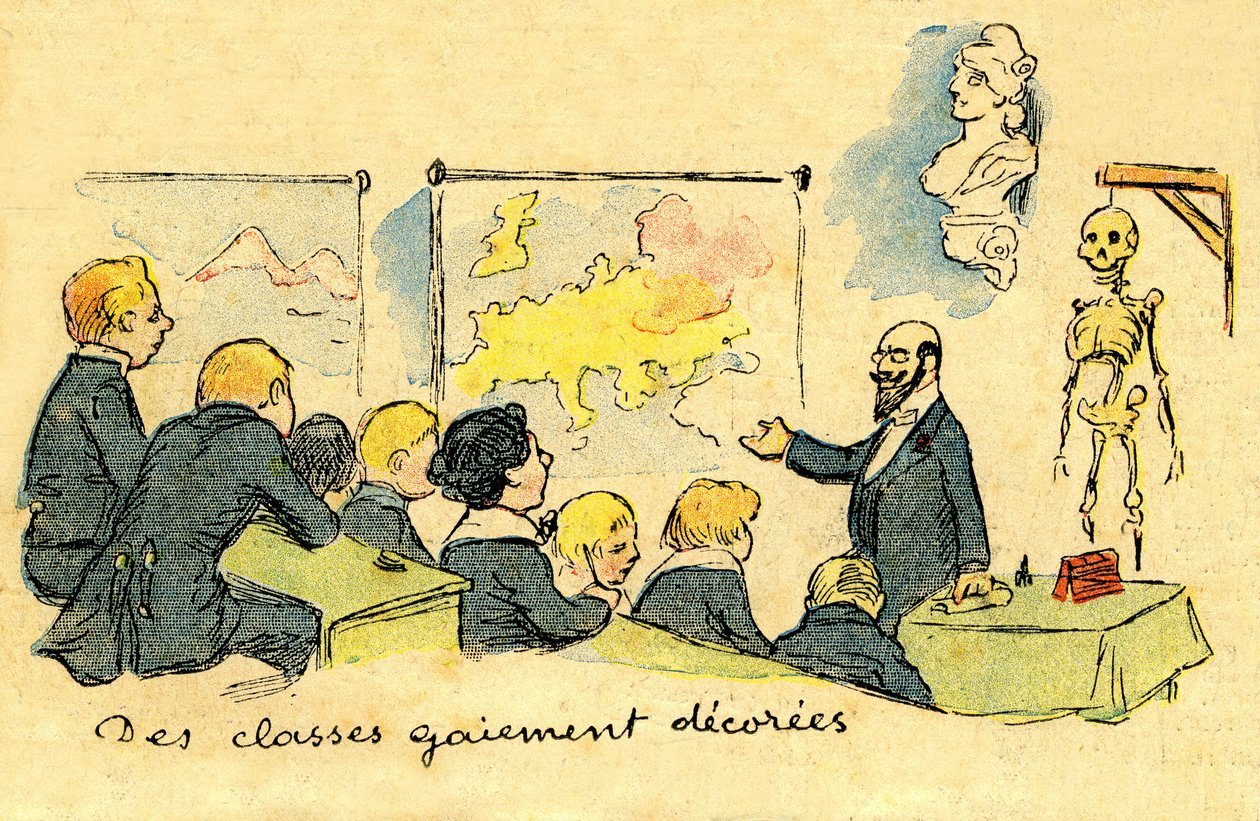 Instituteur devant des écoliers en uniforme, dans une salle "joyeusement décorée" (cartes de géographie, buste de Marianne et... squelette !) en 1900. Dessin d