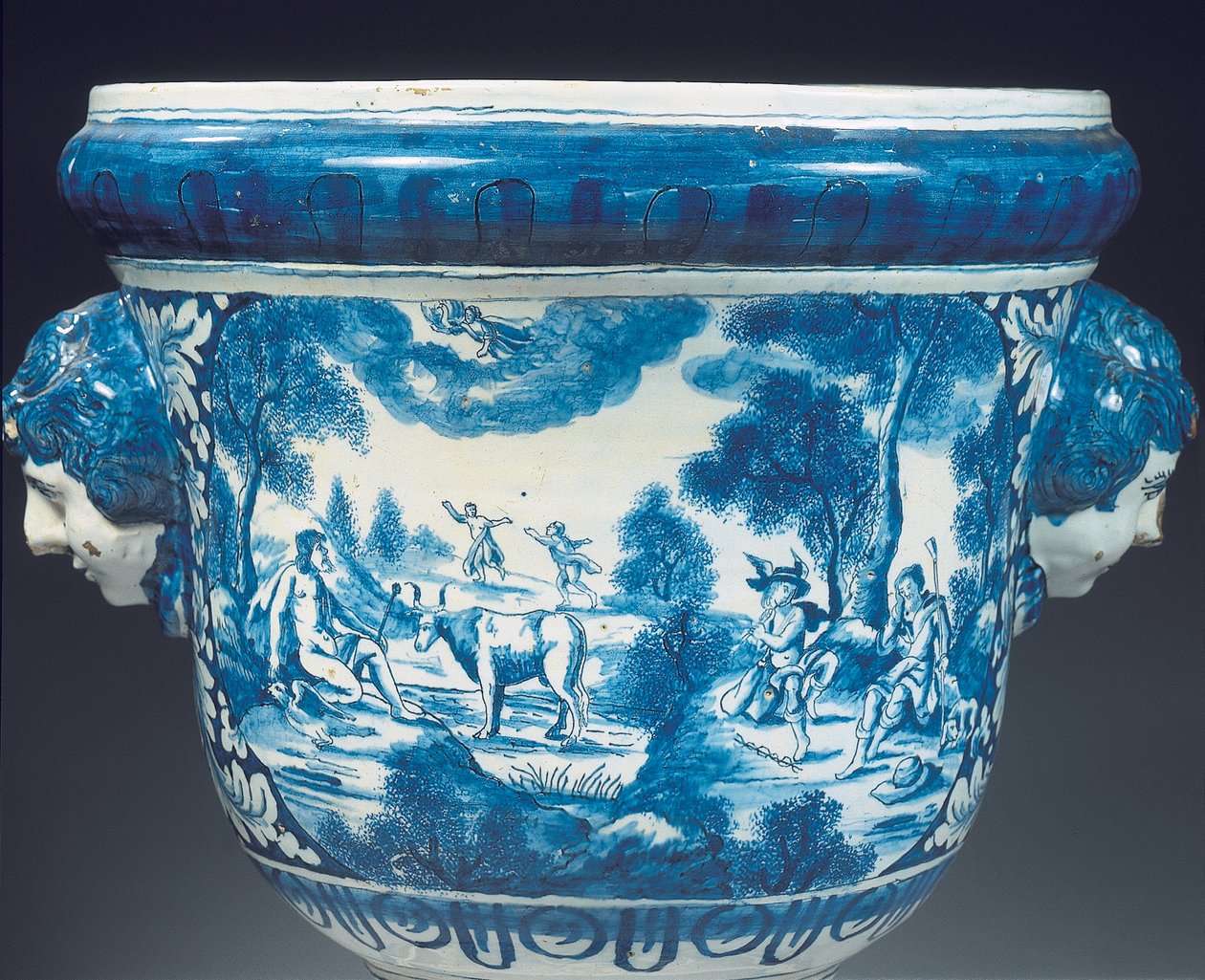 (détail) de la grande urne de jardin mythologique en Delft bleu et blanc dans le style baroque, vers 1700 - Adriaen (fl.1868 d.1701) (attr.to) Kocks