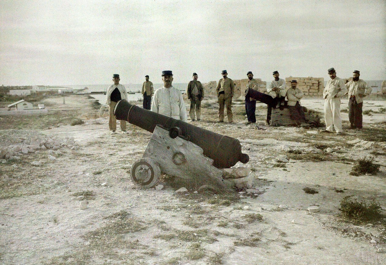 Soldats et canons dans une ancienne forteresse turque, Tunisie ou Tripolitaine, 3 mars 1916 - Albert Samama Chikli