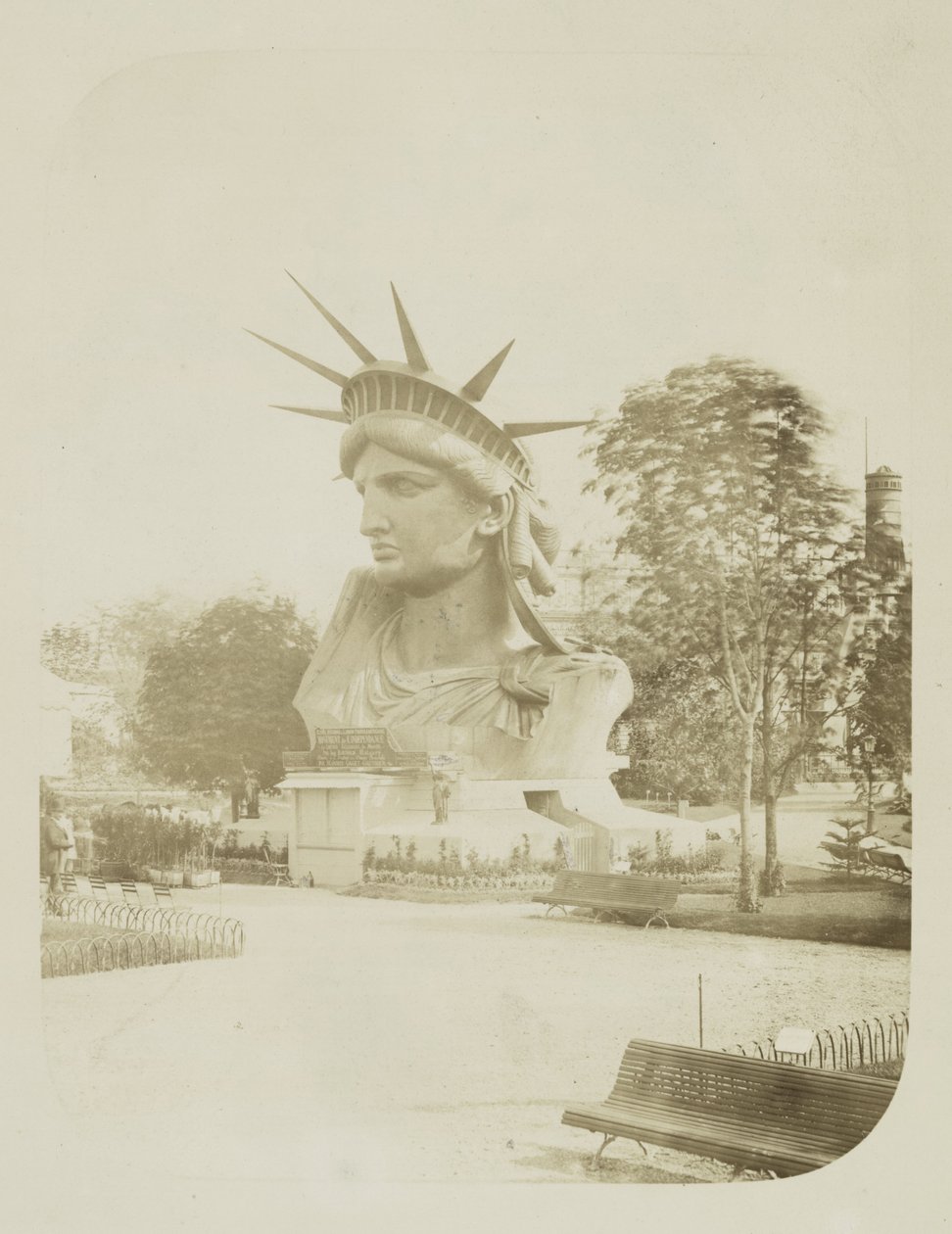 Tête de la Statue de la Liberté exposée dans un parc à Paris, 1883 - Albert Fernique