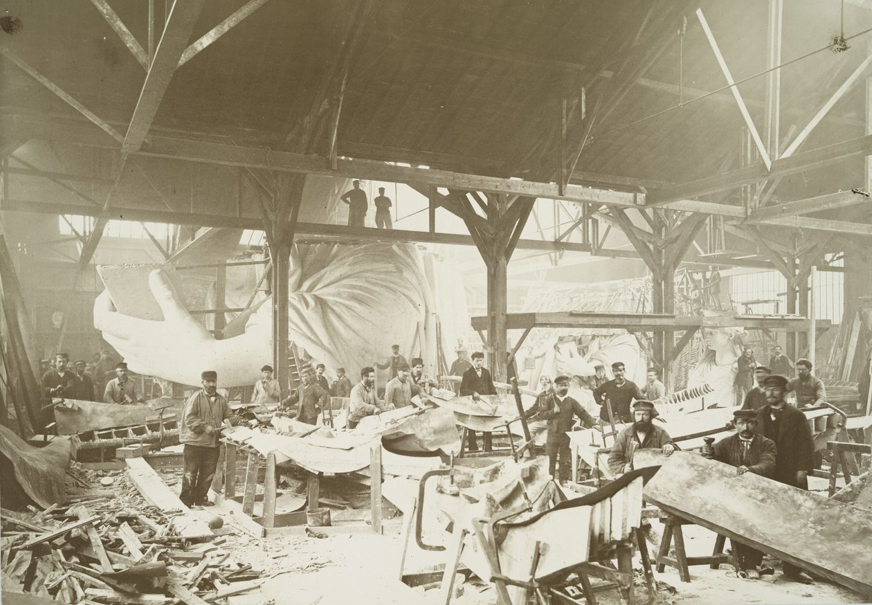Hommes dans un atelier martelant des feuilles de cuivre pour la construction de la Statue de la Liberté, 1883 - Albert Fernique