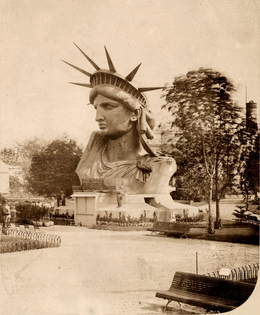 La tête de la Statue de la Liberté exposée à Paris, 1883 - Albert Fernique