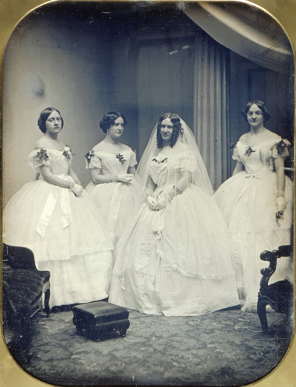 Une mariée et ses demoiselles d