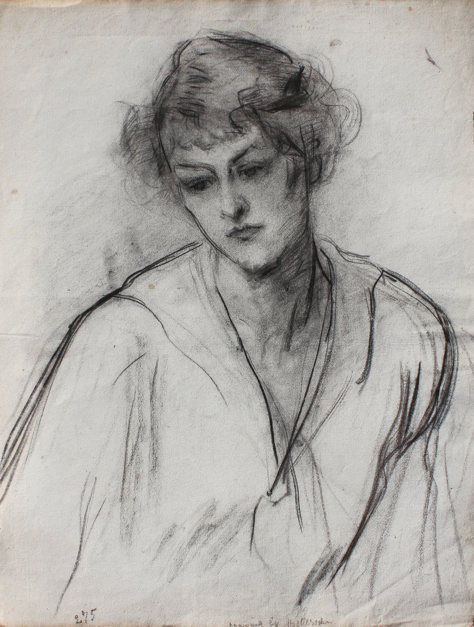 Portrait en buste d'une jeune fille, penchée en avant, c.1910