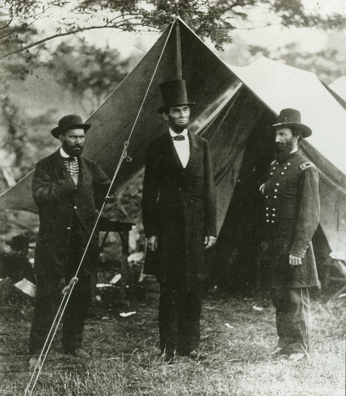 Abraham Lincoln avec Allan Pinkerton et le major général John A. McClernand, 1862 - Alexander Gardner