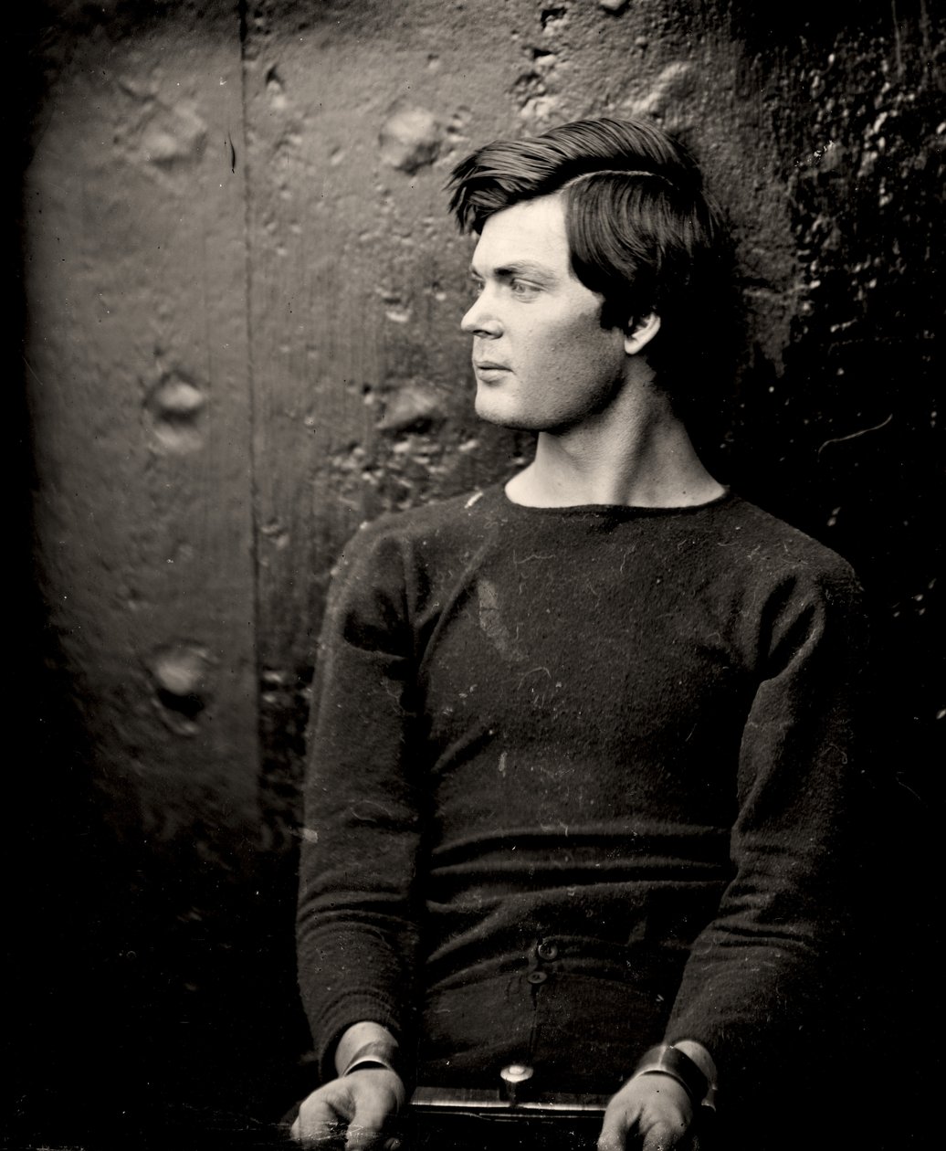 Lewis Powell avec des fers aux poignets à bord de l