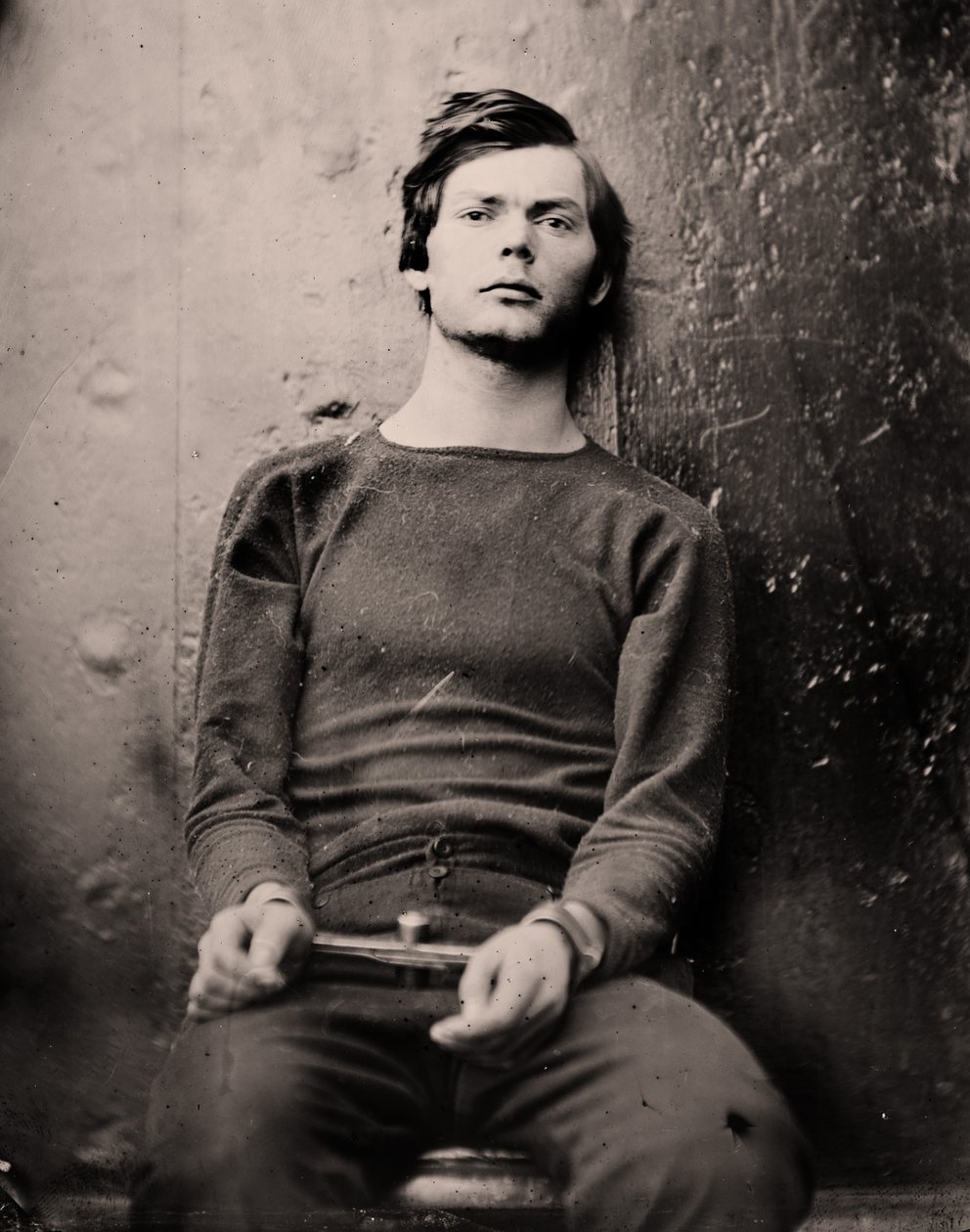 Lewis Powell avec des fers aux poignets à bord de l