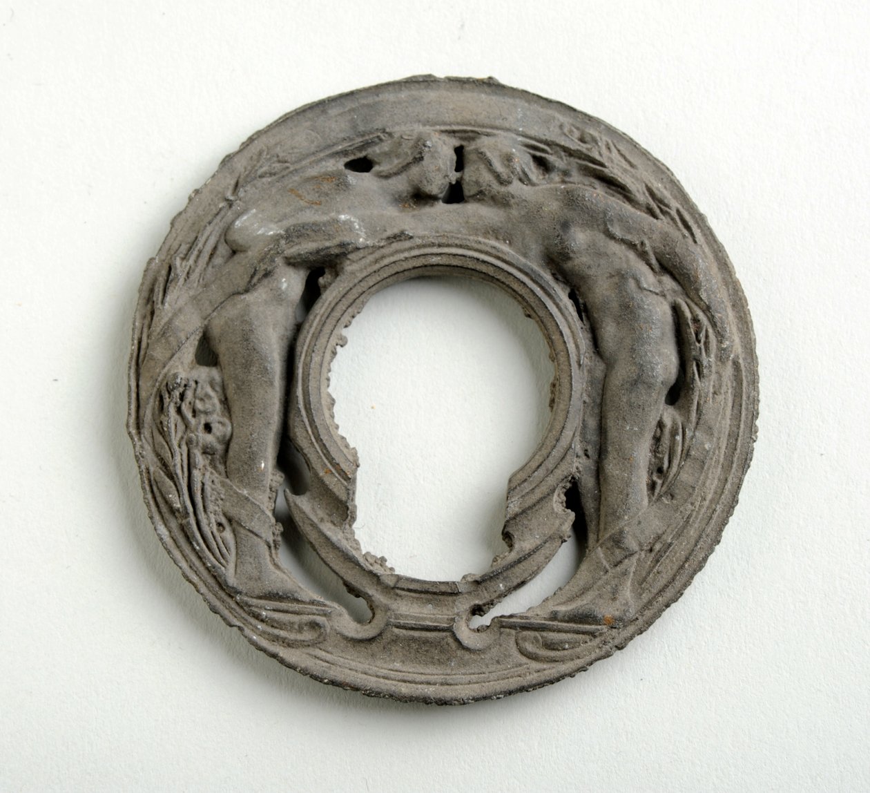 Maquette pour un pendentif avec un écusson arabesque (plâtre bronzé) - Alfred Gilbert