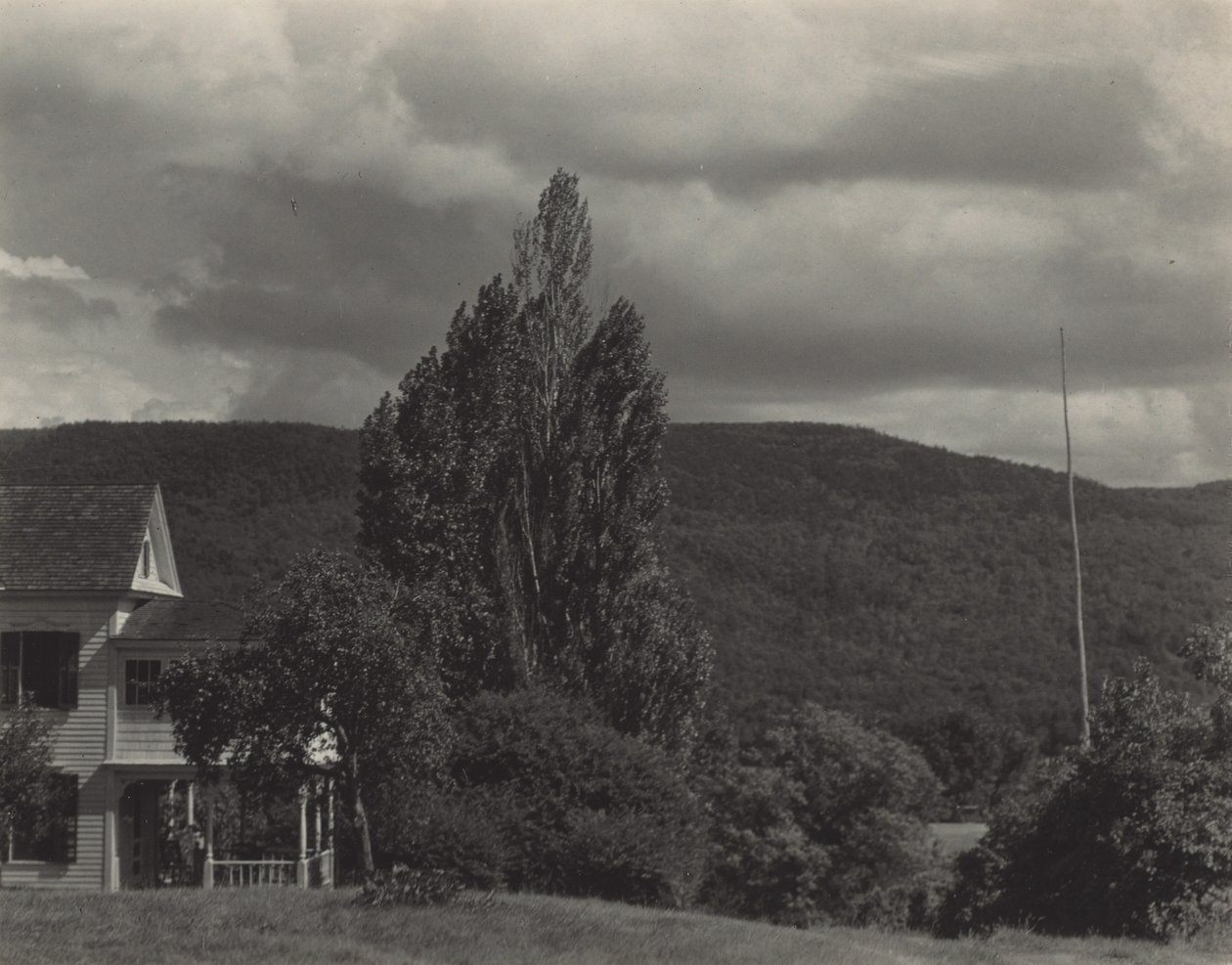 Maison et arbres, Lake George - Alfred Stieglitz
