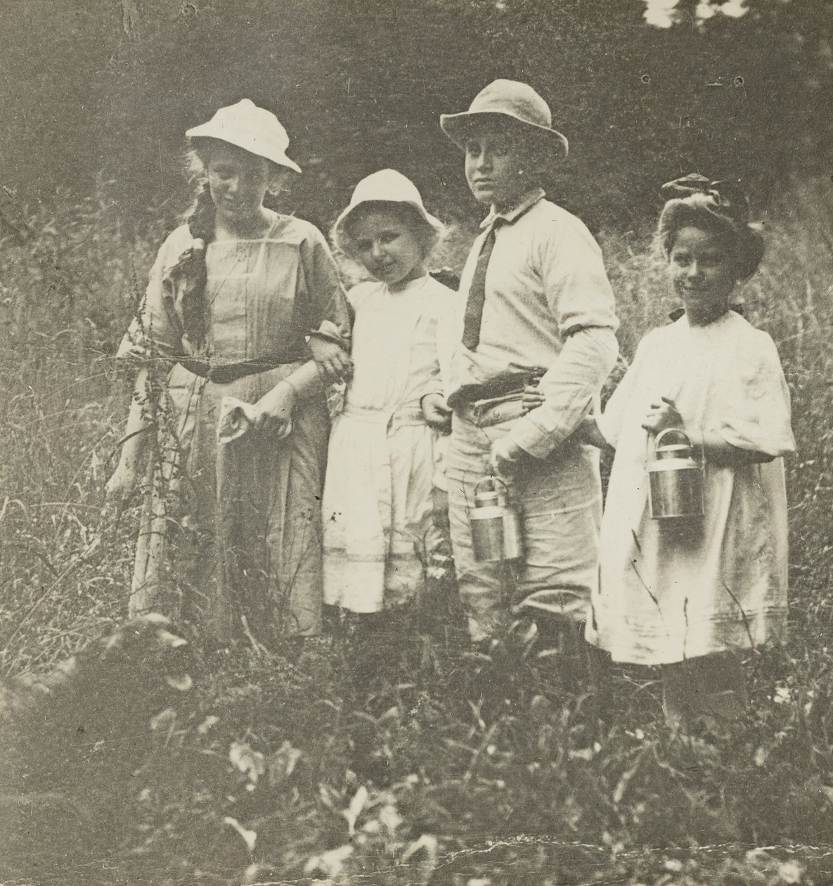Sans titre Flora, Elizabeth, Howard & Kitty dans un champ à Lake George - Alfred Stieglitz