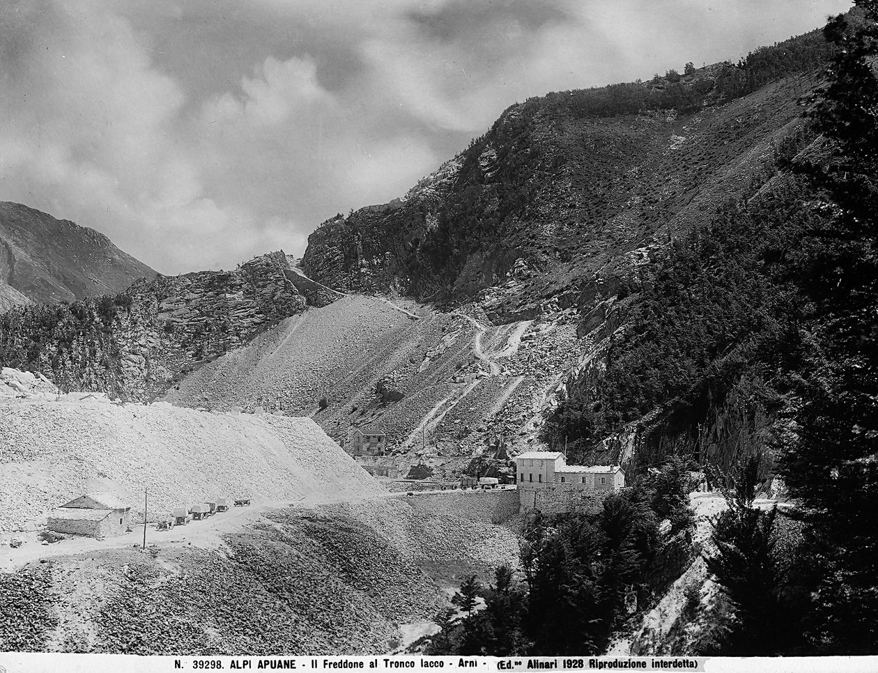 Monte Freddone sur le tronçon Iacco dans les Alpes Apuanes à Arni (LU) avec les carrières de marbre (photo n/b) - Fratelli Alinari