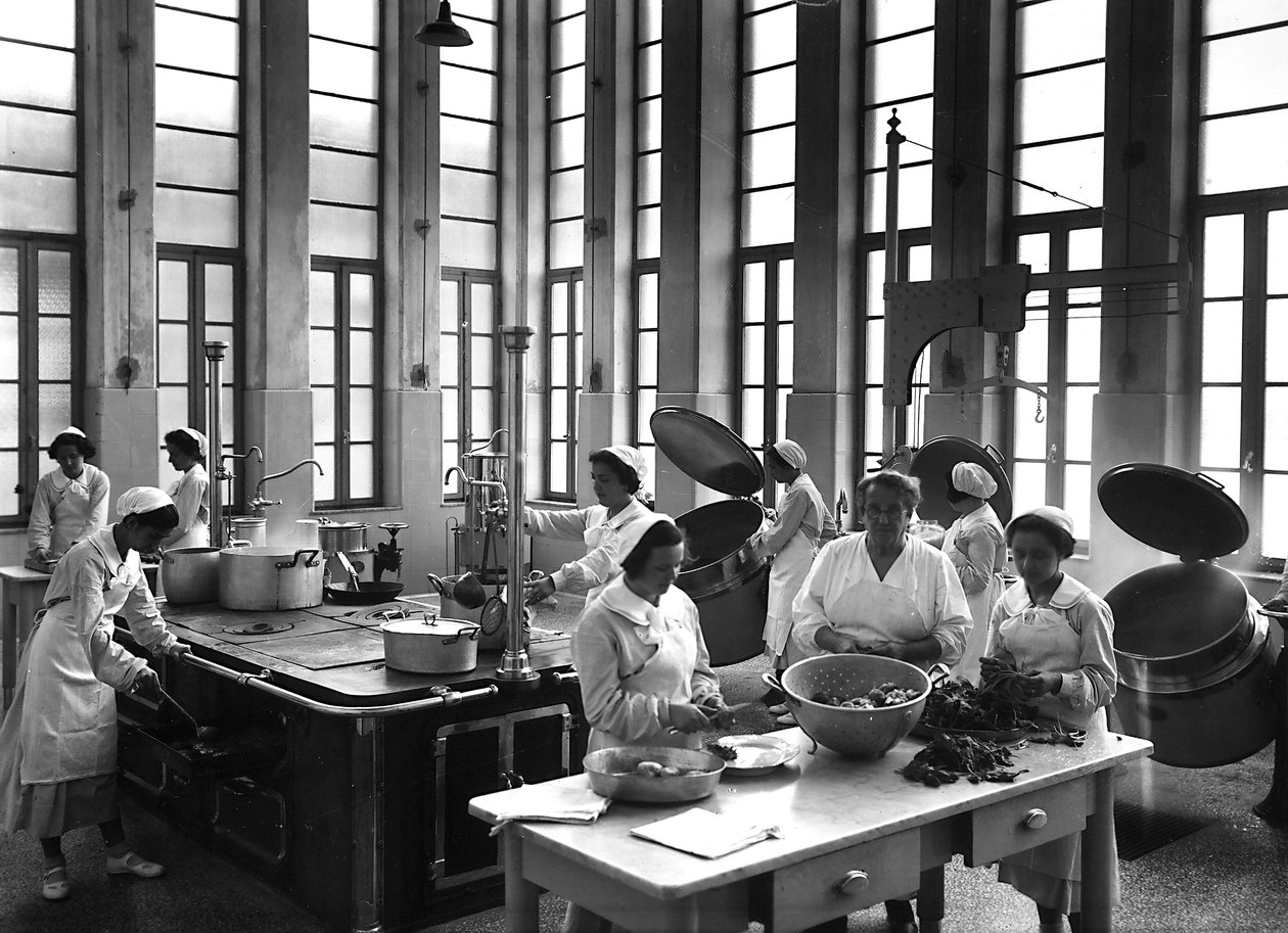 Villa Rosa Maltoni Mussolini : cuisiniers préparant des repas (photo n/b) - Fratelli Alinari