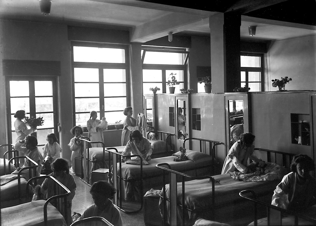 Villa Rosa Maltoni Mussolini : étudiantes rangeant leurs chambres - Fratelli Alinari