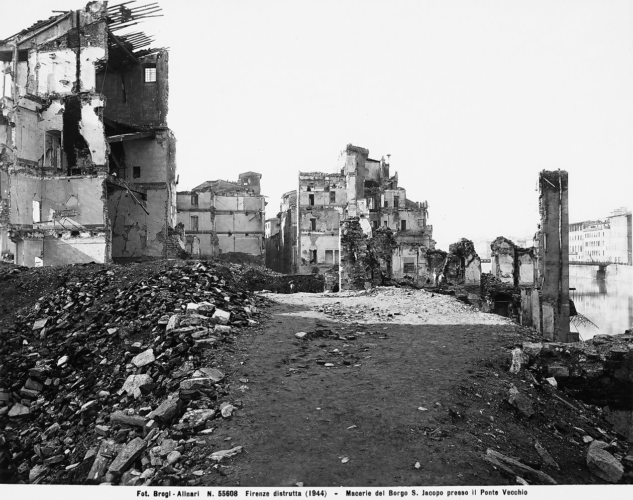 Seconde Guerre mondiale : dégâts causés par le bombardement à Borgo San Jacopo au Ponte Vecchio, à Florence. Cette photographie faisait autrefois partie de la Collection Brogi, mais appartient maintenant à la Collection Alinari - Fratelli Alinari