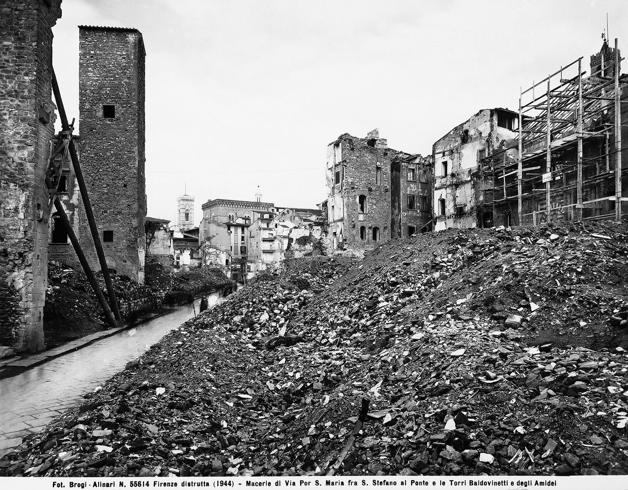 Seconde Guerre mondiale : Vue des décombres sur la Via Por Santa Maria entre Santo Stefano al Ponte et les Tours des Baldovinetti et Amidei à Florence, après le bombardement. Cette photographie faisait autrefois partie de la Collection Brogi, mais appartie - Fratelli Alinari