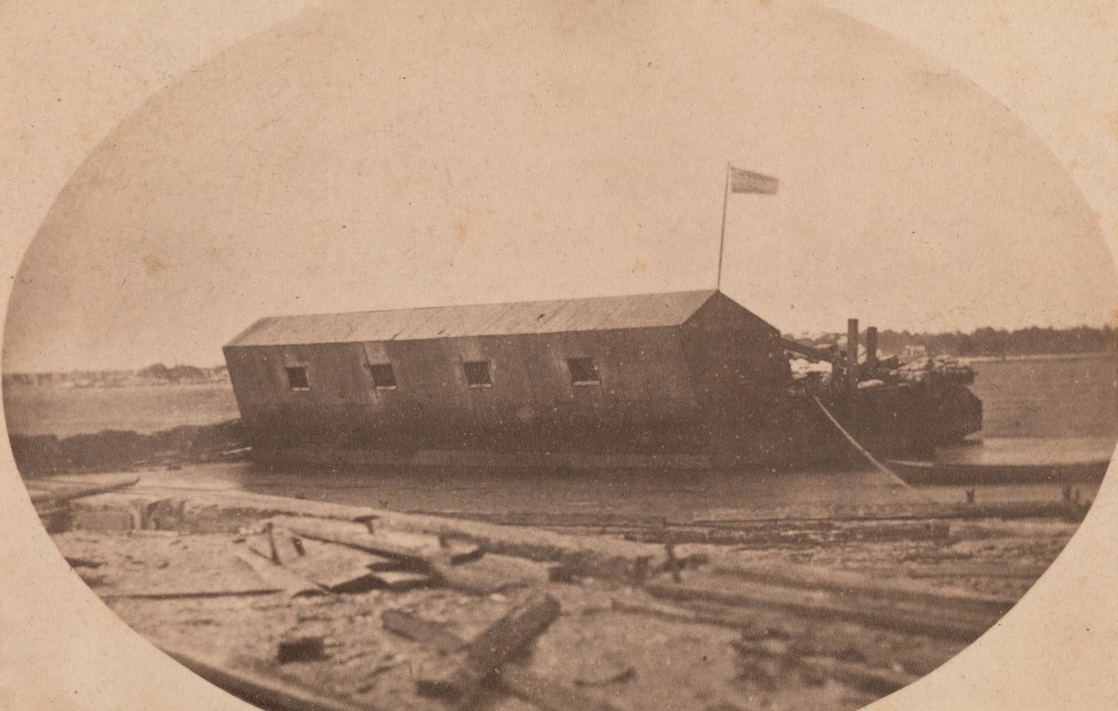 Batterie flottante de Hamilton amarrée à la fin de l