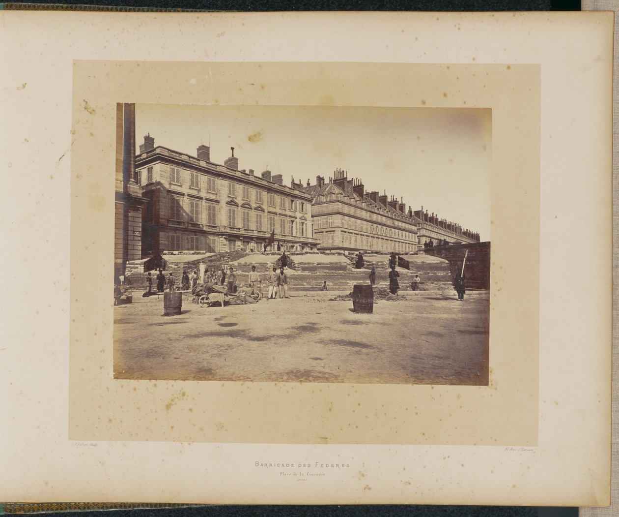 Barricade des Fédérés, place de la Concorde. - Alphonse J. Liébert