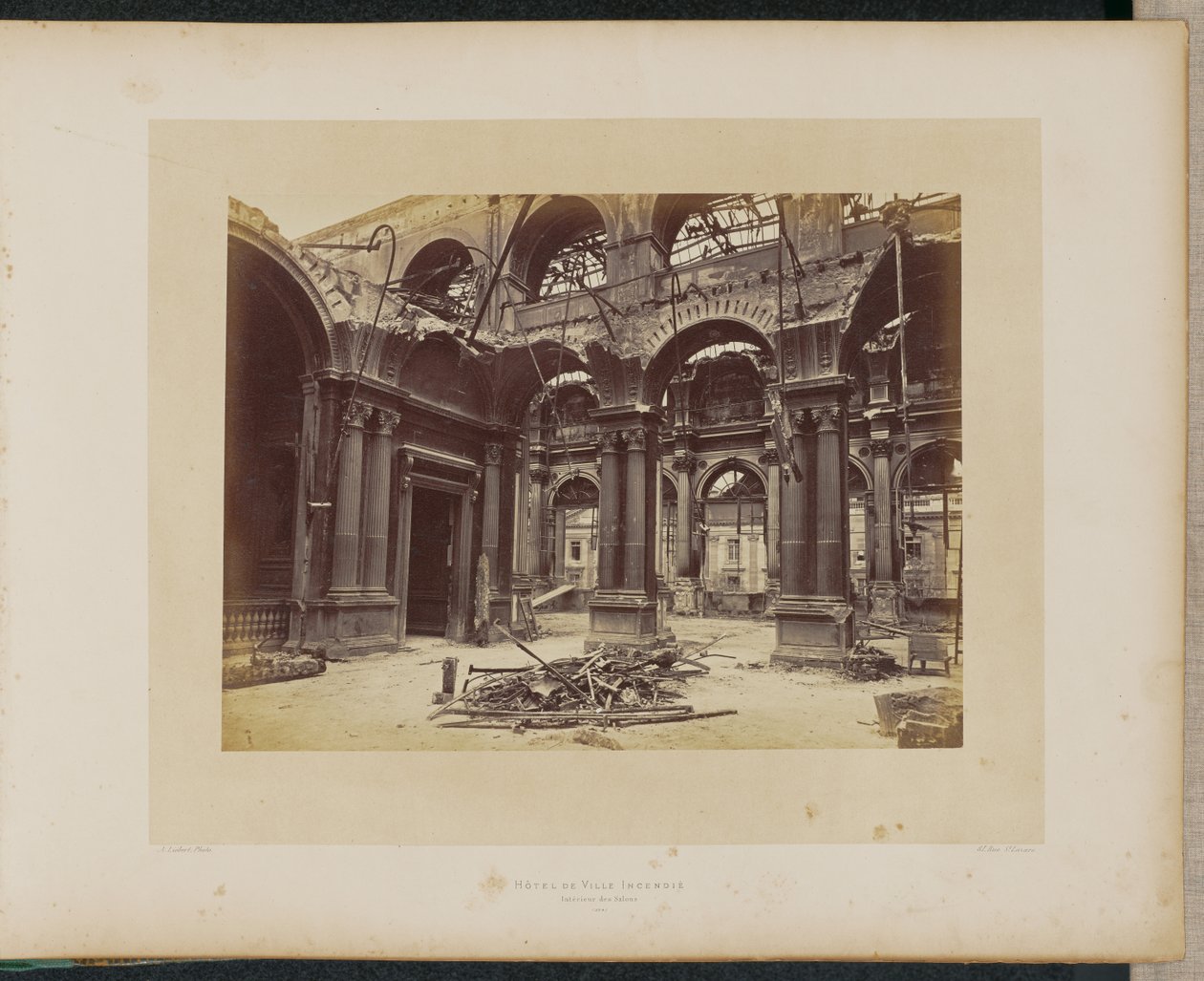 Hôtel de Ville incendié. Entrée des Salons. - Alphonse J. Liébert