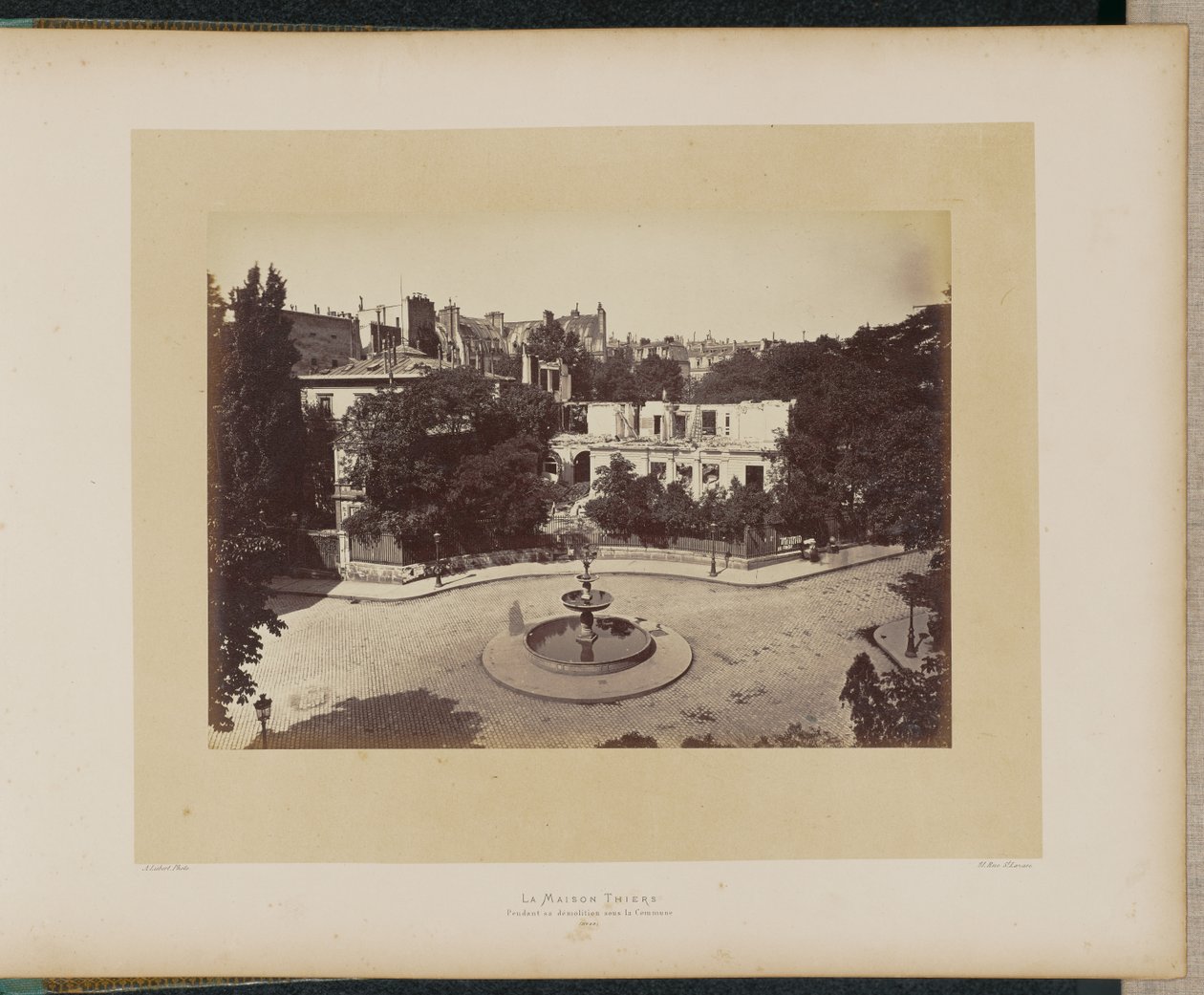 La maison Thiers pendant la démolition, sous la Commune. - Alphonse J. Liébert
