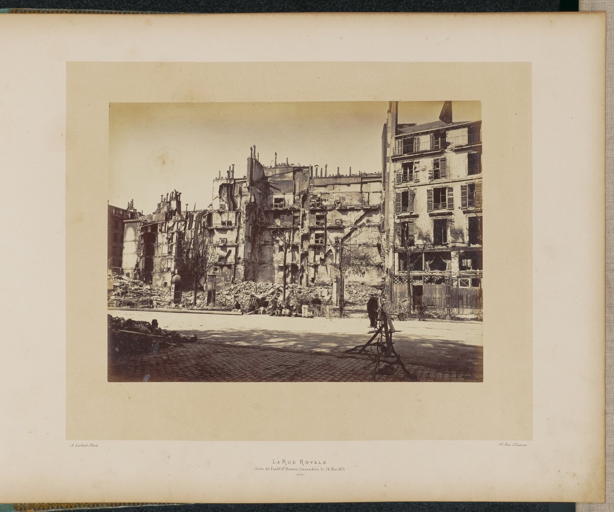 La Rue Royale (coin du Faubourg Saint-Honoré) incendiée le 24 mai 1871. - Alphonse J. Liébert