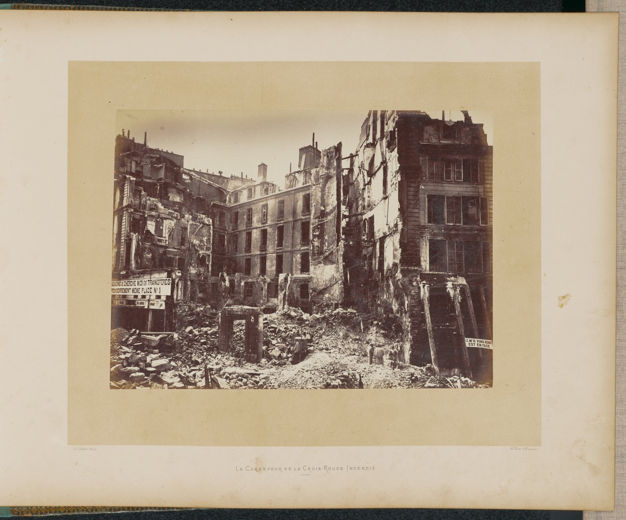 Le Carrefour de la Croix-Rouge incendié. - Alphonse J. Liébert