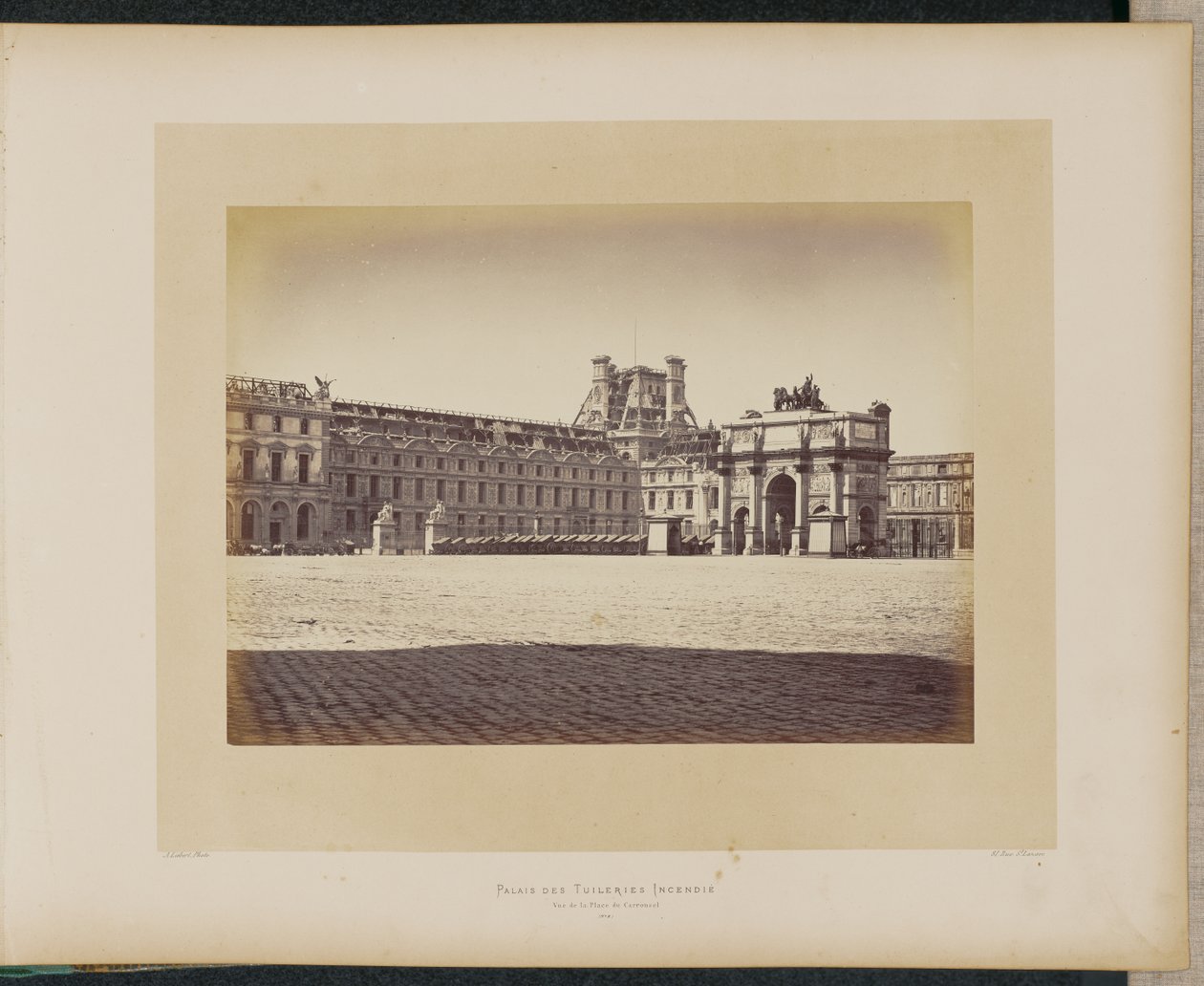 Palais des Tuileries incendié. Vue de la place du Carrousel. - Alphonse J. Liébert