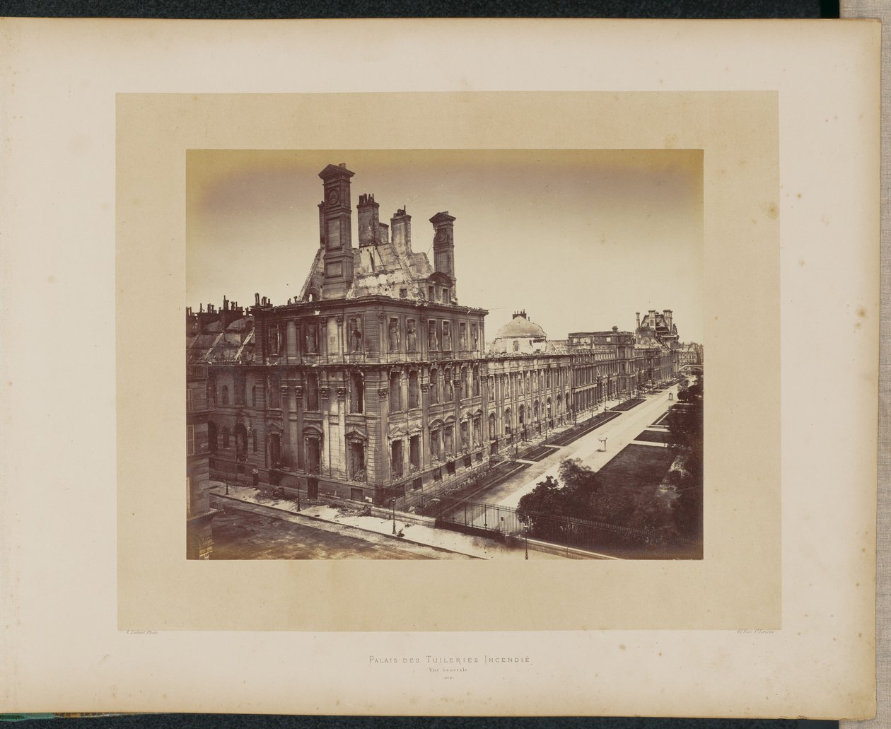 Palais des Tuileries incendié. Vue générale. - Alphonse J. Liébert