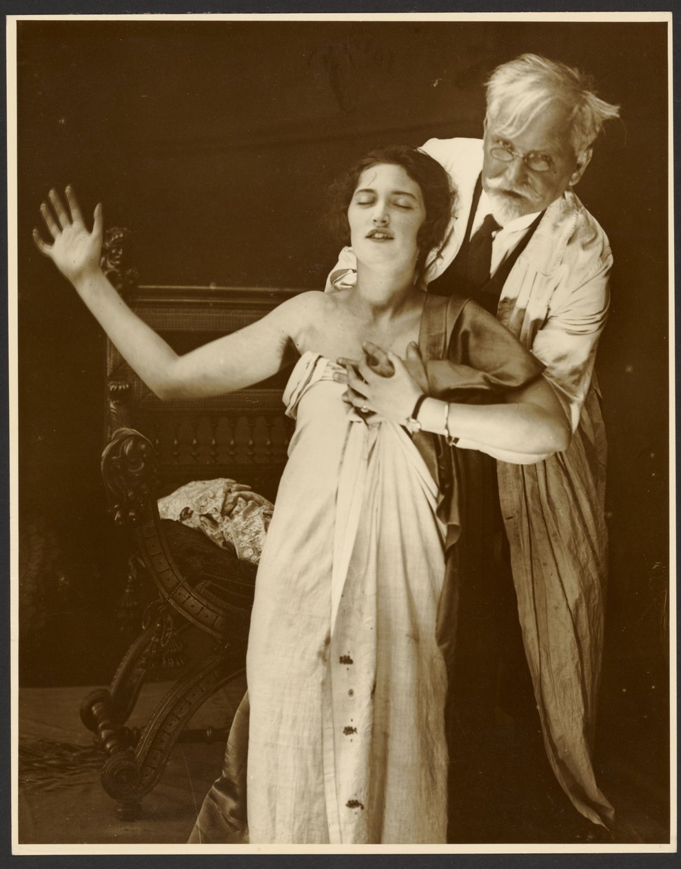 [Alphonse Mucha en costume avec sa fille Jaroslava comme modèle pour l