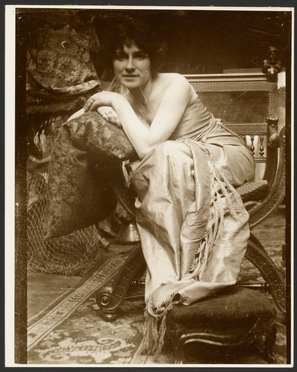 [Modèle féminin posant pour le panneau décoratif "Émeraude", utilisé au début des années 1930 pour plusieurs autres dessins et peintures, Paris.] - Alphonse Maria Mucha