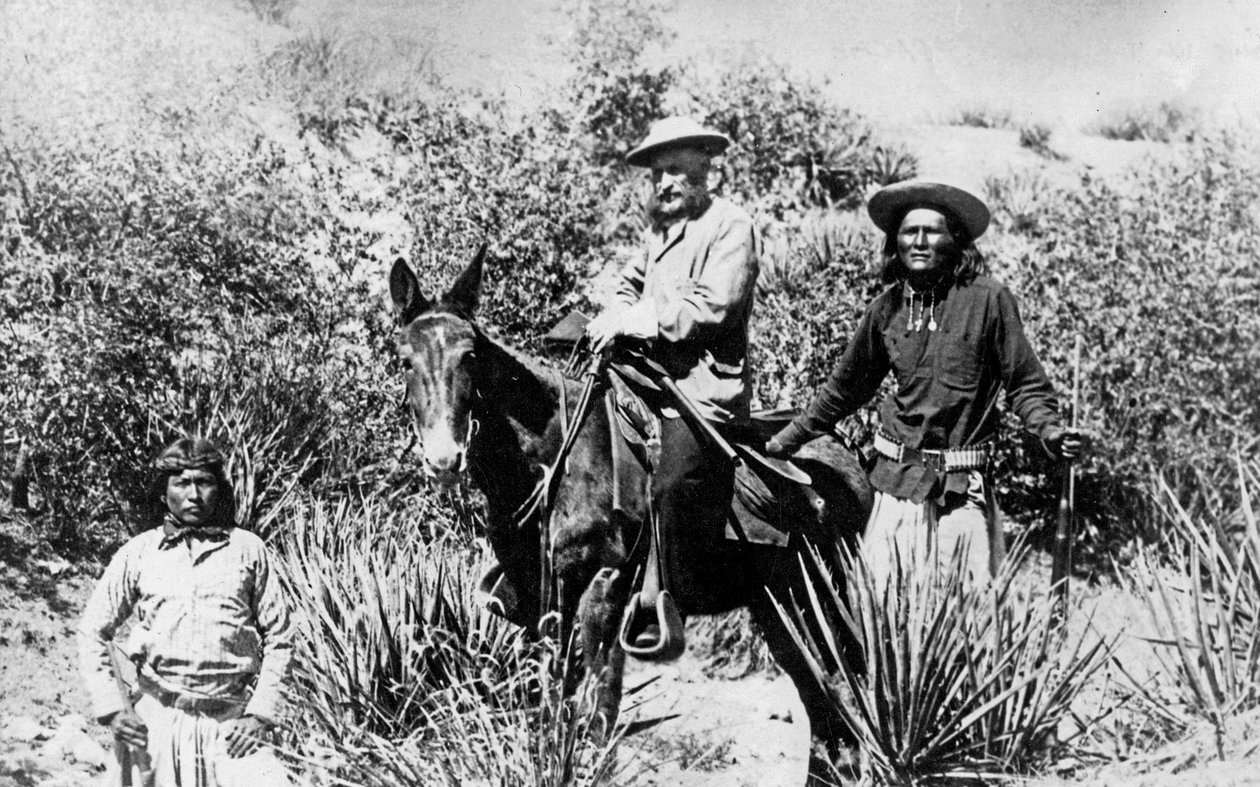 Général George Crook sur une mule, avec deux Apaches en Arizona, 1882 - American Photographer