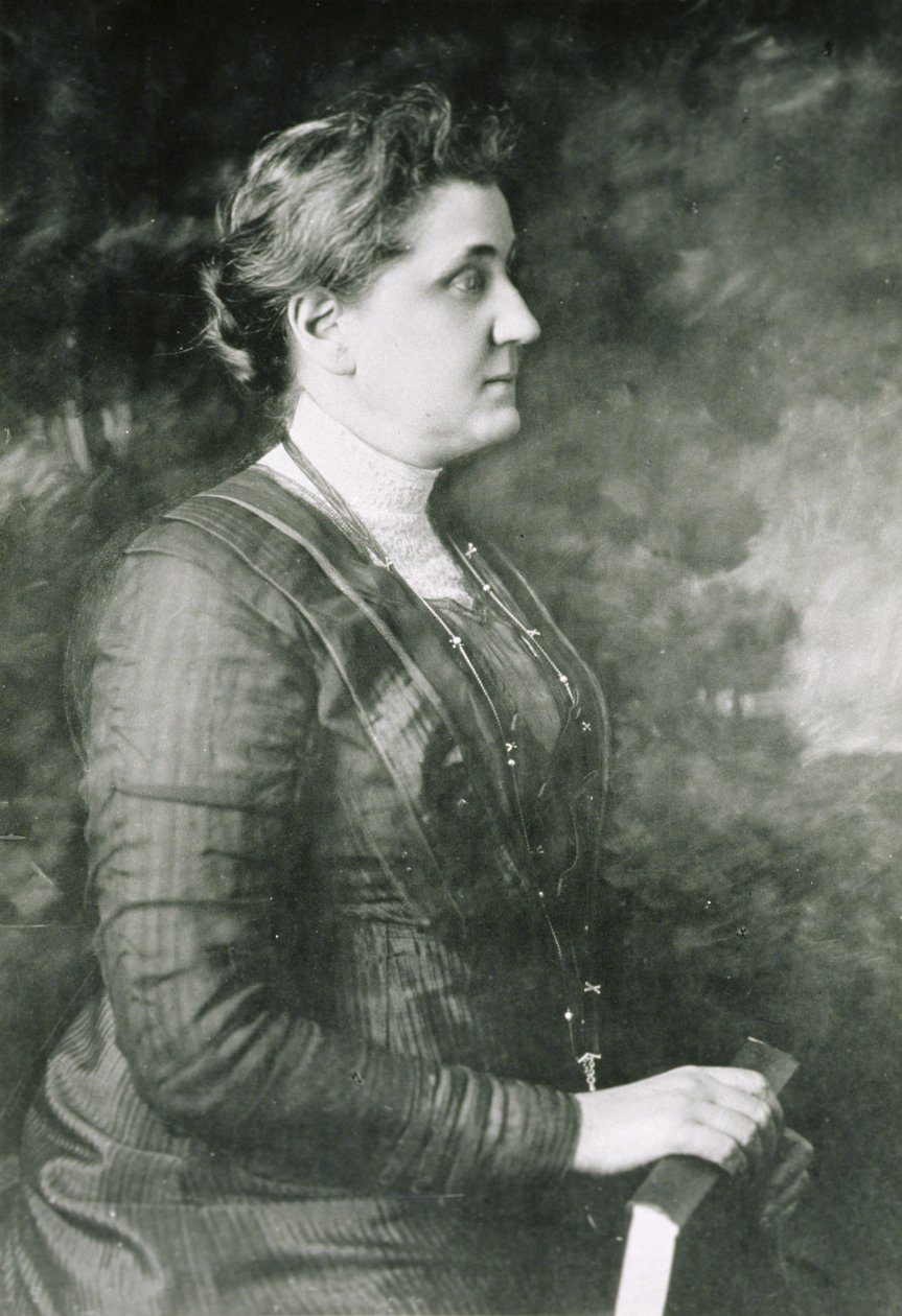Jane Addams tenant un livre, 1913 - American Photographer