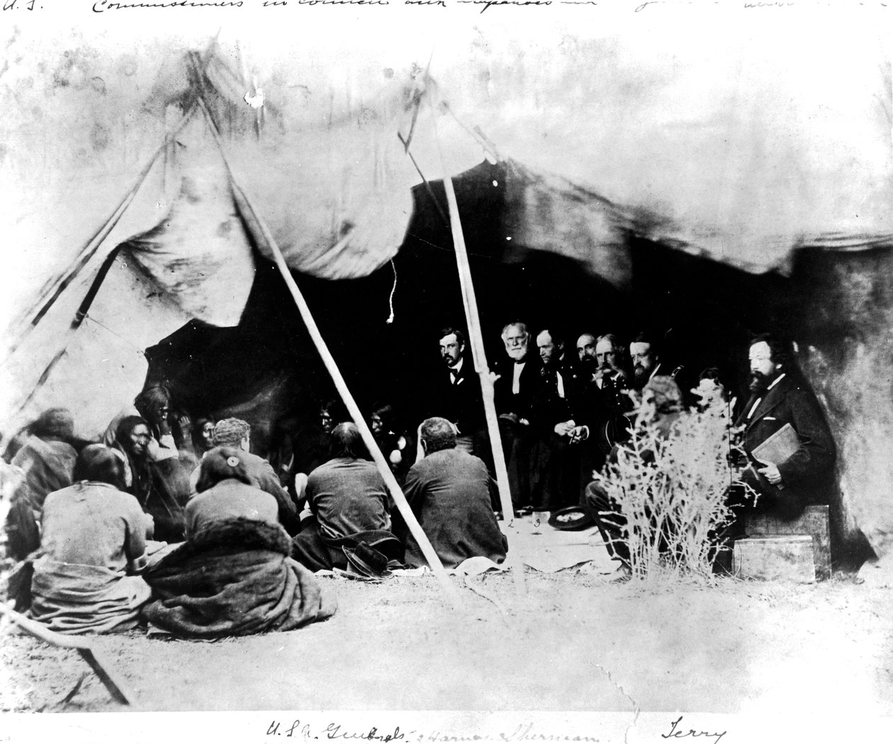 Commissaires américains en conseil avec les Arapahos et les Cheyennes, c.1862 - American Photographer
