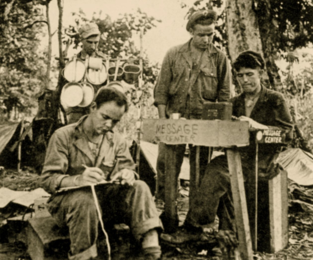 Les troupes américaines apprennent la cryptographie, Tarawa, Papouasie-Nouvelle-Guinée, juin 1943 - American Photographer