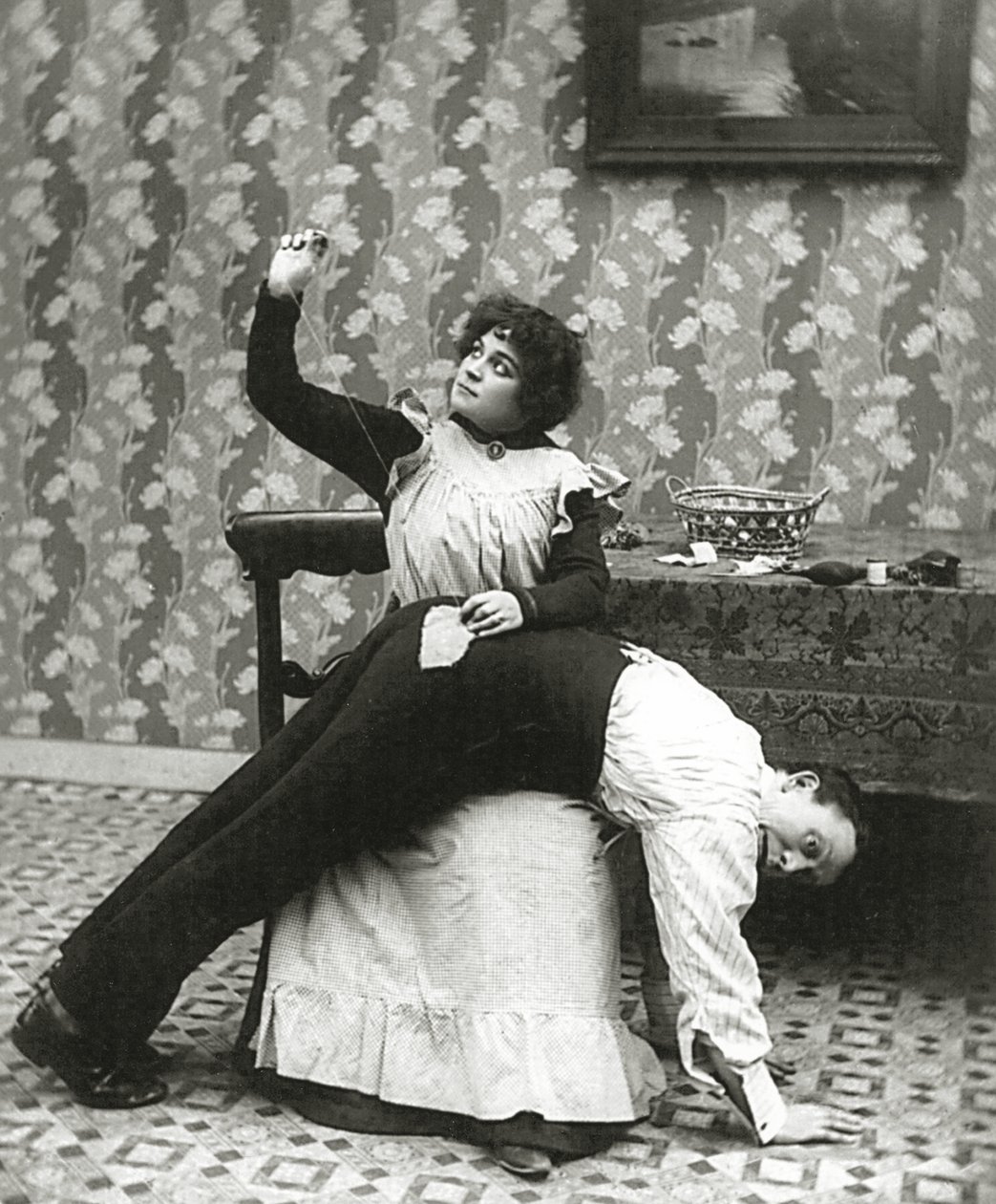 Femme cousant une déchirure sur un pantalon d