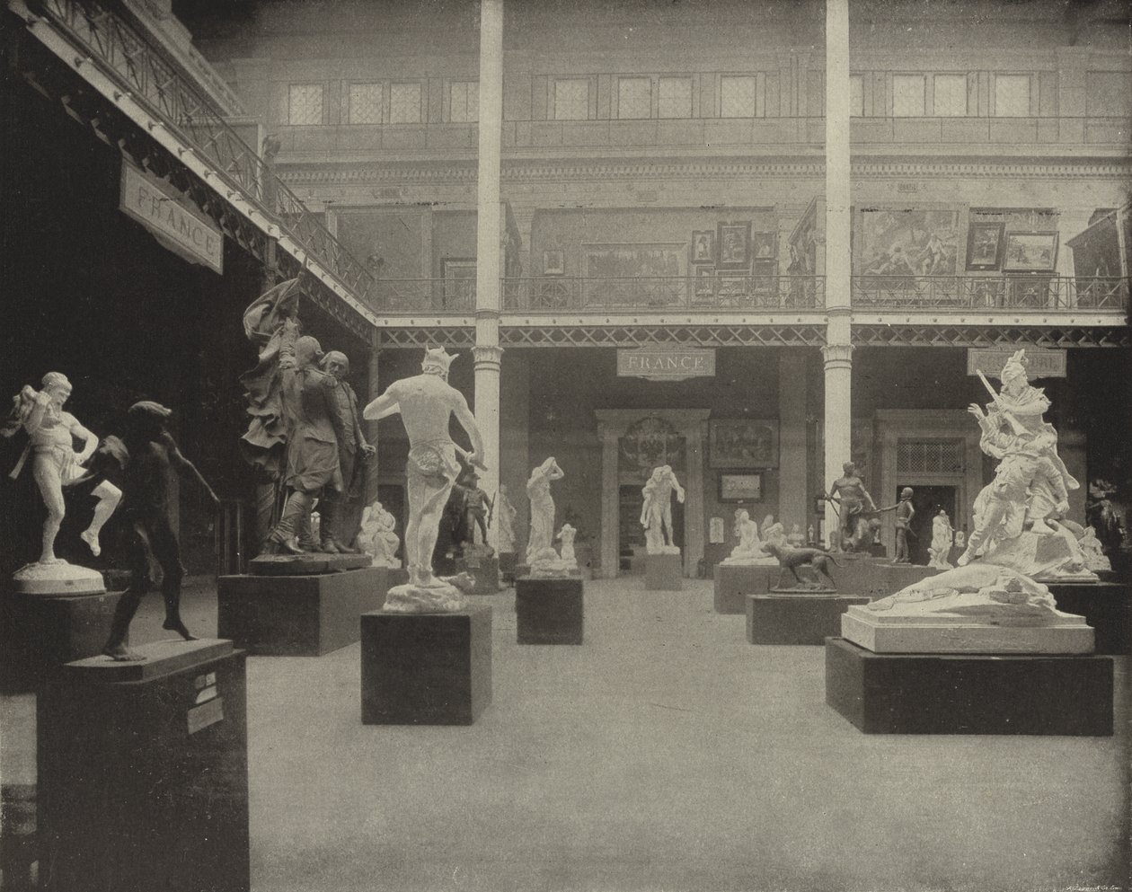 Sculpture française au Palais des Beaux-Arts (photo n/b) - American Photographer (after)