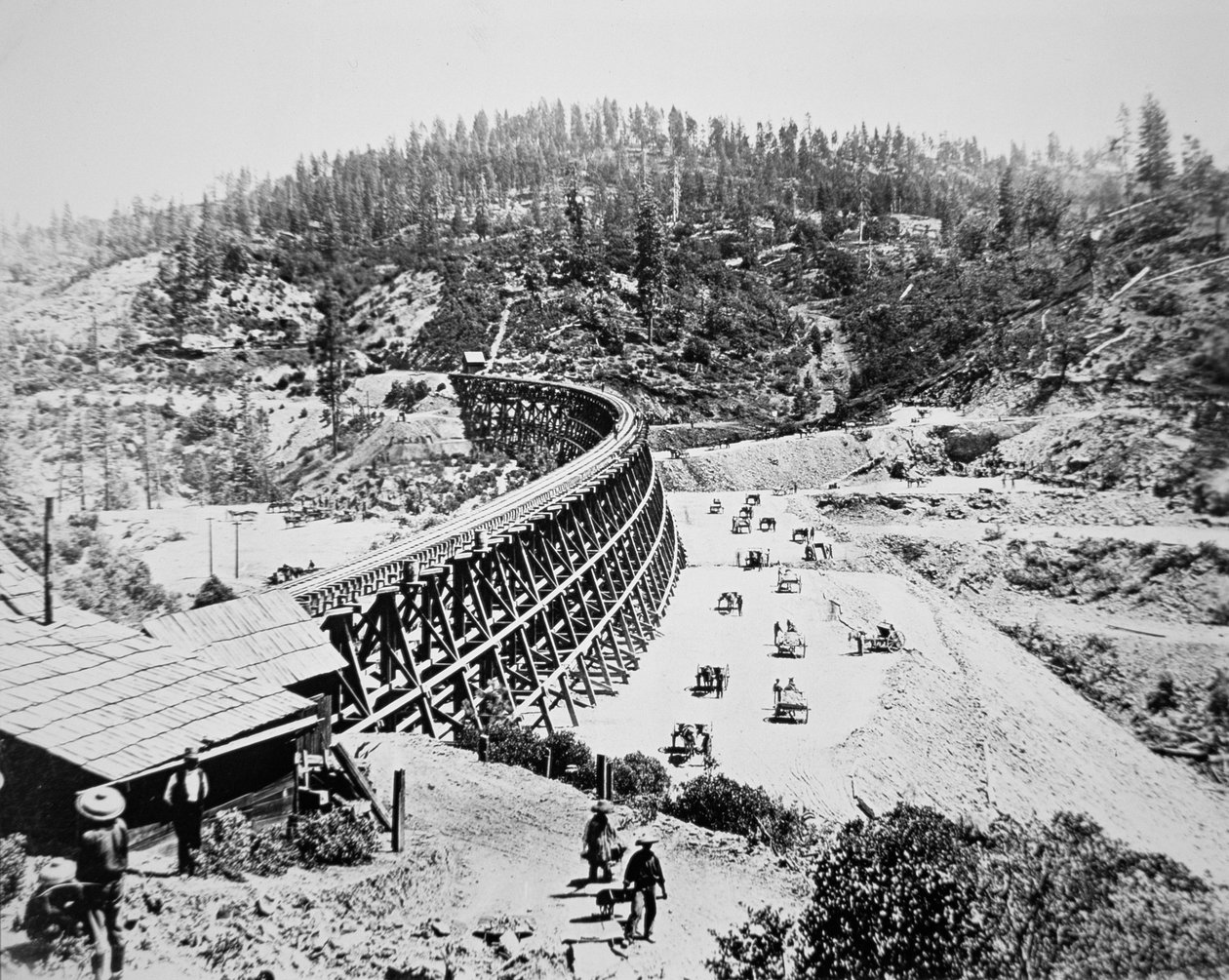 Travailleurs chinois sur un pont en treillis sur le versant ouest des montagnes de la Sierra Nevada - American Photographer