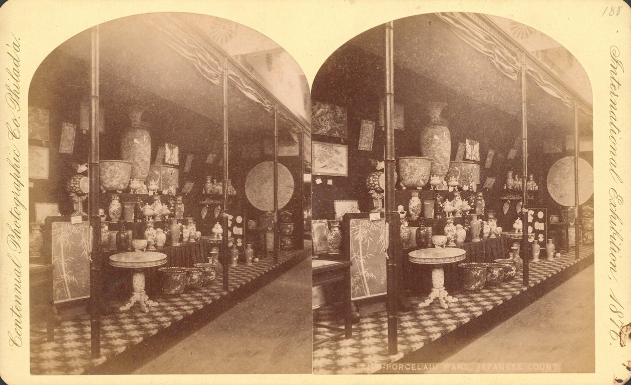 Collection de vases, urnes et paravents japonais, Cour japonaise, Exposition internationale du centenaire - American Photographer