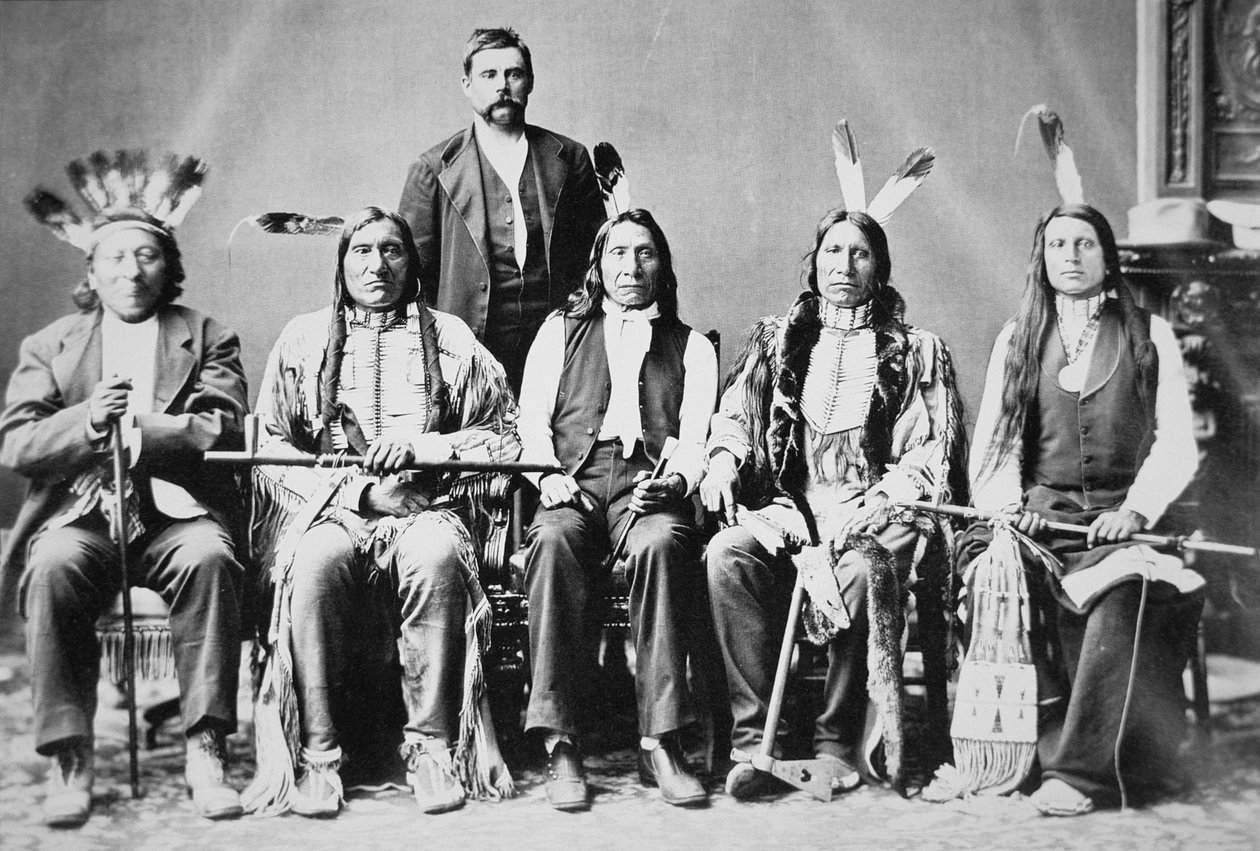 Délégation de chefs Sioux, dirigée par Red Cloud (1822-1909) à Washington D.C. pour rencontrer le président Ulysses S. Grant (1822-85) en 1870 - American Photographer