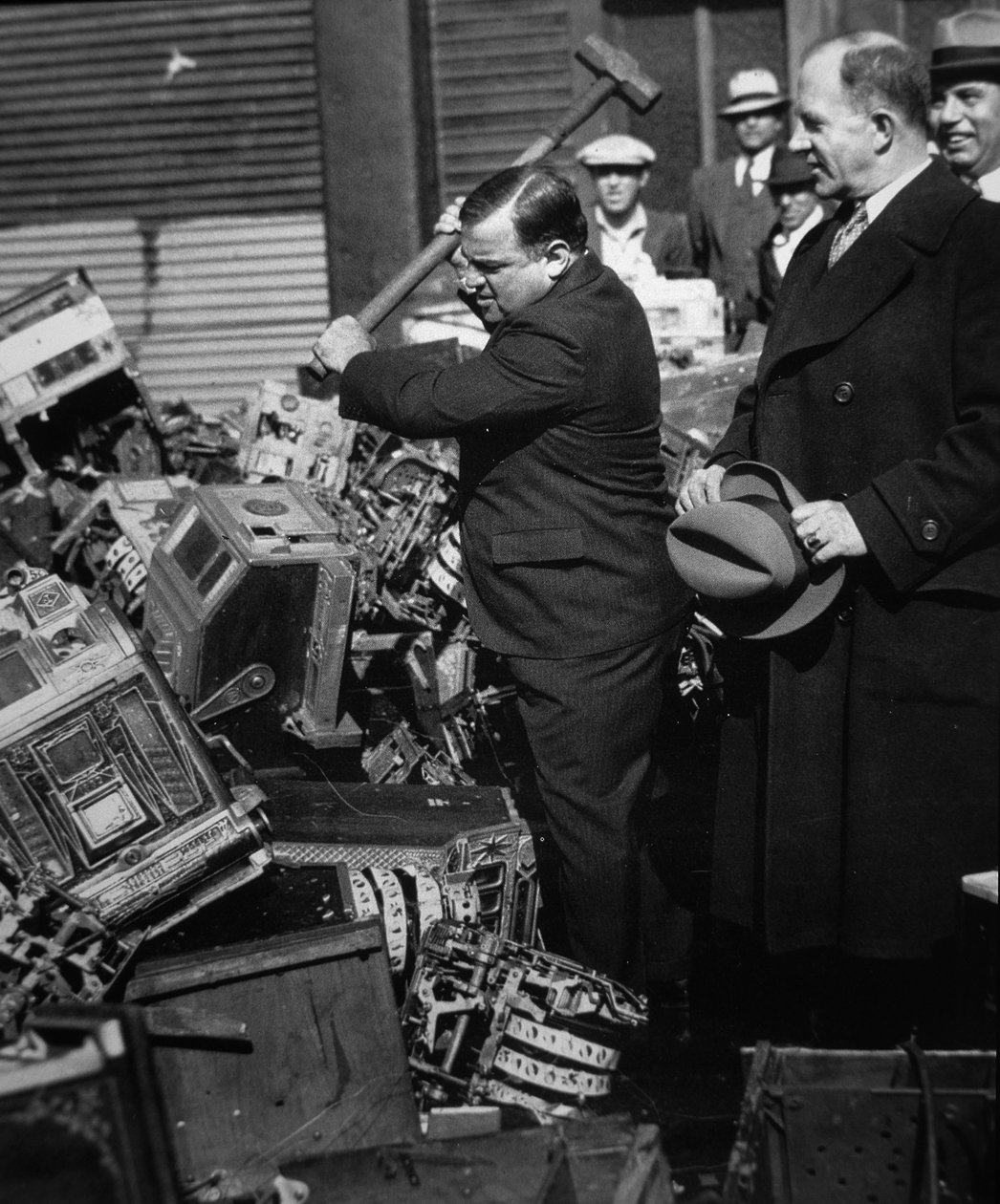 Fiorello La Guardia (1882-1947) détruisant des machines à sous confisquées - American Photographer