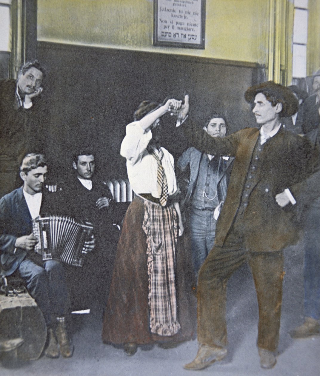 Immigrants dansant une danse folklorique sur Ellis Island, port de New York - American Photographer