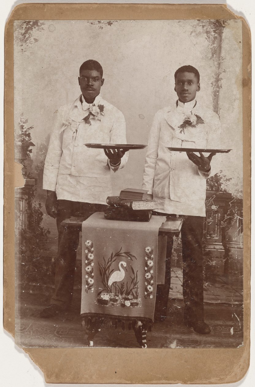 Portrait de deux hommes tenant des plateaux, v. 1885 (photo) - American Photographer