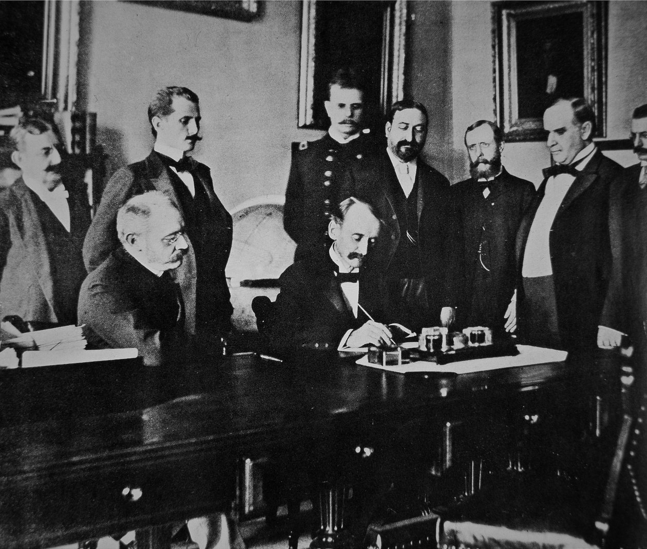 Le président William McKinley (1843-1901) assiste à la signature du protocole de paix qui a mis fin à la guerre avec l